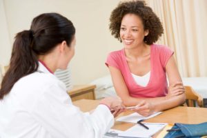 aerztin spricht mit patientin